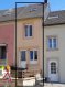 Maison mitoyenne Vente 3 chambres à Redange - 320 000 € Belle maison mitoyenne à vendre à Redange.
La maison de 69m² se compose comme suit:
Rdch:
entrée, cuisine équipée et salon.
1er étage:
salle de douche et 2 chambres à coucher.
2ème étage:
grande pièce avec lavabo.
Sous-sol:
chaufferie et cave avec toilette, lavabo et porte vers l'extérieur.
Petite terrasse devant la maison, pas de jardin, pas de garage, parking dans la rue.