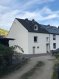 Maison Vente 3 chambres à Waldrach - 329 000 € In diesem kernsanierten Einfamilienhaus im Herzen von Waldrach in einer ruhigen Sackgasse gleich an der Ruwer gelegen, wird sich Ihre Familie wohlfühlen. Das Haus aus dem Baujahr um 1900 wurde in den Jahren 2018 sowie 2019 saniert und mit einer komplett neuen Innenausstattung versehen. Es verfügt u. a. über eine neue Öl-Zentralheizung, Sprossenfenster mit Isolierverglasung, ein hochwertiges Schieferdach sowie neue Elektro- und Wasserleitungen.
Die Immobile ist einseitig angebaut. Das Haus wird Sie sowohl im Erd- als auch im Dachgeschoss begeistern. Alle Räume sind hell und verfügen über sanierte Dielenböden. Die große Küche ist möbliert und bietet über den Flur einen direkten Zugang zum Garten. Eine schöne Holztreppe ermöglicht Ihnen den Aufstieg ins Ober- und Dachgeschoss: Hier erwarten Sie das Elternschlafzimmer, zwei Kinderzimmer sowie ein modernes Tageslichtbad mit Wanne und Dusche. Für den besonderen Charme und entsprechende Gemütlichkeit sorgen geschmackvolle Dielenböden. Zusätzlich steht ein Gäste-WC im Erdgeschoss zur Verfügung.
Das Dachgeschoss kann ausgebaut werden und als Spielzimmer, Hobby- oder Lagerraum genutzt werden.
Das 510 m2 große Grundstück hält hinter dem Haus einen tollen Garten mit großzügigem Spiel- und Grillplatz bereit - dort sind Ihren Ideen keine Grenzen gesetzt. Eine Garage, jedoch ohne Zufahrt befindet sich ebenfalls im Gartenbereich und kann vielschichtiger Nutzung dienen.
Kein zugehöriger Stellplatz, jedoch sind öffentliche Stellplätze zur Nutzung vorhanden.
Der im unteren Ruwertal gelegene Weinort Waldrach, mit einer Gemarkungsgröße von rund 1.200 ha, davon etwa 70 ha Weinberge, kann auf eine fast 2.000 jährige Geschichte zurückblicken.
Waldrach ist ein anerkannter Erholungsort im Ruwertal. Die Gemeinde Waldrach verfügt über eine sehr gute Infrastruktur. Lebensmittelgeschäfte, ein Allgemeinarzt, Apotheke und Bildungseinrichtungen sind in Waldrach vorhanden. Mehrere Restaurants und Weinlokale laden zum gemütlichen Beisammensein ein. Der Ort bietet mehrere Freizeitmöglichkeiten sowie ein reges Vereinsleben. Die Entfernung nach Trier beträgt ca. 12 km, zur Universität ca. 9 km. Es besteht eine regelmäßige Busanbindung. Waldrach hat etwa 2.000 Einwohner.