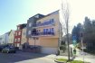 Appartement Vente 2 chambres à Oberkorn - 365 000 € Bel appartement (+/- 76 m2 habitables) lumineux situé au 2 ième étage d’une petite résidence à 5 unités.
L’appartement dispose de :
Hall d’entrée, grand living/salle à manger avec accès à la terrasse de +/- 11 m2, belle cuisine équipée, 2 chambres à coucher dont 1 dispose d’un accès au 2’ème balcon, salle de bains avec WC, cave, balcon, terrasse et 1 emplacement intérieur.
DISPONIBLE DE SUITE