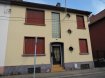 Maison Vente 4 chambres à Algrange - 137 500 € EN EXCLUSIVITE GRANDE MAISON FAMILIALE AVEC JARDIN. EN EXCLUSIVITE, située dans quartier calme d'Algrange grande maison familiale composée au rez de chaussée d'une chambre, un salon, un séjour donnant sur kitchenette. Un toilette séparé. A l'étage 3 belles chambres, salle de bain. Un comble aménageable.Un sous sol complet accès jardin. Parquet chêne, double vitrage, chaudière Buderus fioul, dalles. Prévoir travaux de rafraîchissement. A SAISIR