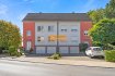 Maison jumelée Vente 4 chambres à Steinfort - 1 050 000 € Belle maison jumelée libre des 3 côtés, construite en 2003 d'une surface habitable de 205 m2 et d'une surface totale de 265m2 sur un beau terrain de 4a84ca.La maison dispose de :Sous-sol : Palier avec accès au jardin, cave, grande buanderie + WC, chaufferie, garage pour 2-3 voitures et plusieurs emplacements de voitures devant le garage.Rez-de-chaussée : Hall d'entrée, grande cuisine équipée, grand living/salle à manger avec cheminée, 1 WC séparé et grande terrasse avec accès jardin (SUD/OUEST). On dispose un accès à la terrasse par la cuisine et par le living/salle à manger.Etage 1 : Palier, 3 chambres à coucher et 1 grande salle de bain avec douche baignoire et WC.Sous-toit : Palier, grand espace de 35m2 aménagé en petit studio avec chambres à coucher, coin télévision et une salle de douche +WC. On dispose aussi d'un petit grenier pour du rangement.