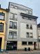 Situé au 4? étage avec ascenseur, d'une résidence construite en 2015, cet appartement séduit par son environnement calme et sa belle luminosité. Donnant sur l'arrière de la résidence, il bénéficie d'un cadre agréable, à l'abri des nuisances de la rue.
En bon état général, il offre un agencement fonctionnel et des espaces de vie confortables.

Composition de l'appartement :
Un hall d'entrée
Une cuisine ouverte sur le salon et l'espace de vie
Une chambre parentale
Une chambre d'enfant
Une salle de bains
Un balcon
Une cave privative
Un accès à la buanderie commune
La jouissance d'un petit jardin
Grâce à sa situation, à son agencement pratique et à son bon état général, ce bien représente une belle opportunité, aussi bien pour un premier achat que pour un investissement locatif.
Un appartement à découvrir sans tarder !

Pour toute demande de visite ou informations complémentaires, n'hésitez pas à nous contacter au 265341 ou directement notre agent Mme VAZ au 621 283 844 ou par mail au lisa.vaz@cl-immo.lu

Les frais d'agence sont inclus dans le prix de vente et sont à charge du vendeur.