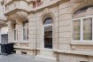 Bureau Location à Esch-sur-Alzette - 780 € ESCH-SUR-ALZETTE,
Local au RDC situé dans une immeuble de caractère au 36-38, rue Zénon Bernard,
L'immeuble est situé en plein centre-ville près de la gare principale et de la zone piétonne.
De nombreux magasins, restaurants et supermarchés sont rapidement accessibles à pied.
Espace bureau complètement rénové de 30.33m2 comprenant
• Kitchenette équipée
• Salle de douche avec WC
• Espace Machine à laver au -1
• Chauffage au sol
• Triple vitrage
• Immeuble avec parlophone
• Classe énergétique : C
• Indice Isolation : C
Idéal profession libérale / petite entreprise
Loyer de 780 euros par mois – avances sur charges de 160 euros par mois.
Libre le 1er octobre 2021