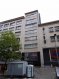 Appartement Vente 3 chambres à Luxembourg-Gare - 775 000 € Texte français ci-dessous.
Appartement im 6.Stock in der Av.de la gare, 50m von der Brücke zur Oberstadt. Ideal für zentrales Wohnen oder geschäftliche Nutzung.
Das Appartement liegt im 6.Stock von 7. Stockwerken einer Residenz von 1969. Im Erdgeschoss ist ein Geschäft, für die Appartements darüber gibt es einen eigenen Eingang und einen Fahrstuhl. Das Appartement lässt sich entweder direkt über den Fahrstuhl betreten oder auch über eine weitere Eingangstür vom Treppenhaus aus. Ein Flur verbindet alle Räumlichkeiten. Auf der hinteren Seite liegen die Einbauküche und das Wohn/Esszimmer mit Zugang zum kleinen Balkon. Auf der vorderen Seite liegen 3 Schlafzimmer, davon ein kleines ohne Fenster. Eines der grösseren Schlafzimmer hat einen getrennten kleinen Raum, der als Dressing etc. genutzt werden kann. Das kleine Badezimmer hat eine Dusche, das WC ist separat. Die Wohnung präsentiert sich in einem originalen Zustand und sollte renoviert werden. Die Fenster sind aus Aluminium, einfach verglast. Die Küche ist nicht vollständig bestückt. Zum Appartement gehört ein Kellerraum im 2. Untergeschoss, der ebenfalls mit dem Fahrstuhl erreichbar ist. Das Gebäude wird mit Fernwärme beheizt. Mit einem übersichtlichen Investment für Renovierungsarbeiten lässt sich mitten in der Stadt eine tolle Wohnung realisieren.
Der Anfang der Avenue de la gare in Luxemburg Stadt liegt unweit der Brücke zur Oberstadt und nur 200 Meter vom Bahnhof entfernt. Alle Einkaufsmöglichkeiten sind unmittelbar zu Fuss zu tätigen. Bus, Bahn & Tram verbinden direkt mit allen anderen Stadtteilen und dem Flughafen/Kirchberg. Die Autobahn ist ca. 2km entfernt. Das Tal der Petrusse lädt zu tollen Spaziergängen und sportlichen Betätigungen ein. Restaurants und angesagte Cafés sind zu Fuss zu erreichen.
Appartement au 6e étage dans l’avenue de la Gare, à 50m de la Passerelle vers la ville haute. Idéal pour comme logement central ou pour une affectation commerciale.
L’appartement se situe au 6e de 7 étages d’une résidence érigée en 1969. Le rez-de-chaussée est occupé par un commerce, les appartements au-dessus disposent d’une entrée à part et d’un ascenseur. L’appartement peut être atteint directement par l’ascenseur, ou bien par une entrée supplémentaire depuis la cage d’escalier. Un couloir relie toutes les pièces. La cuisine équipée at le salon/salle à manger avec accès à un petit balcon se trouvent du côté postérieur. Dans la partie antérieure se situent 3 chambres à coucher, dont la plus petite est sans fenêtre. Une des chambres à coucher plus grandes dispose d’une petite pièce à part qui peut être utilisée comme dressing. La petite salle de bains est équipée d’une douche, le WC est séparé. L’appartement se présente dans un état original et devrait être rénové. Les fenêtres à simple vitrage sont en aluminium. La cuisine est entièrement équipée. Une cave à débarras appartenant à l’appartement se situe au 2e sous-sol et elle peut également être atteinte par l’ascenseur. Le bâtiment est chauffé par chauffage urbain. A l’aide d’un investissement moyen, pour les travaux de rénovation on peut réaliser un logement formidable en plein centre-ville.
Le début de l’avenue de la gare à Luxembourg-ville se situe à proximité de la Passerelle vers la ville-haute à seulement 200m de la gare. Tous les commerces sont à 2 pas, Train, tram et bus font la relation avec les autres quartiers de la ville, l’aéroport et Kirchberg. L’autoroute est à 2km. La vallée de la Pétrusse invite à de belles promenades et d’autres activités sportives. Restaurants et bistrots sont à distance pédestre.