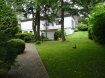 Maison Vente 4 chambres à Kenn - 515 000 € Grosszügiger Bungalow in parkähnlichem angelegten Garten.
Das Objekt liegt ruhig und dennoch zentral gelegen , in 2 km Entfernung zur Autobahn Richtung Luxembourg, unweit von Trier.
Durch den Haupteingang im oberen Bereich betritt man die grosszügige Eingangshalle mit Kamin, durch die man alle weiteren Zimmer dieser Etage erreicht, das grosszügige Wohnesszimmer, die Küche, ein Gäste WC , sowie den separaten Schlaftrakt, in dem sich 3 Schlafzimmer und 2 Badezimmer befinden. Das untere Geschoss, welches auch über einen separaten Eingang verfügt, erreicht man über die Marmortreppe. Im unteren Geschoss befindet sich ein weiteres Schlafzimmer, eine eingerichtete Bar, separate Kellerräume, sowie das im Moment stillgelegte Schwimmbad mit Dusche und separatem Gäste WC.
Das Haus ist umgeben von einem grossen Garten mit altem Baumbestand.
Auf jeder Ebene finden wir eine grosszügige Terrasse , sowie eine Wintergartenähnliche einseitig offene Veranda mit Aussenkamin.
Kenn ist eine Ortsgemeinde an der Mosel zugehörig zur Verbandsgemeinde Schweich. Die Autobahn Richtung Luxembourg ist ca 2km entfernt.Geschäfte des täglichen Bedarfs sind in 5 Autominuten erreichbar, Eine Bushaltestelle liegt in 200m Entfernung, Kindergarten und Grundschule sind im Ort, weiterführende Schulen im Nachbarort Schweich und Trier per Bus zu erreichen.