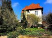 Maison Vente 3 chambres à Bouzonville - 212 000 € Maison Bourgeoise de 1935. Belle maison Bourgeoise de 1935, en partie à conforter. Au rez-de-chaussée, la maison offre une belle entrée donnant sur un salon séjour avec parquet d'origine et sur une cuisine aménagée . Le premier étage distribue une salle de bains, un wc, un espace de rangement et 2 chambres spacieuses dont une à rafraichir. Au deuxième étage, une chambre est aménagée sous les combles et une autre pièce spacieuse pourrait convenir après rénovation pour une 4ème chambre. Située sur un beau jardin de 7ares 28 la maison propose également un garage et au sous sol, une cave et une buanderie. Le chauffage est au fuel et un poele au bois agrémente le tout.