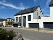 Maison jumelée Vente 5 chambres à Eppeldorf - 1 090 000 € Einfamilienhaus in ruhiger Lage ? eine Besichtigung lohnt sich in jedem Fall!
## Objektbeschreibung
In der idyllischen Ortschaft Eppeldorf (Gemeinde Vallée de l'Ernz) steht dieses moderne Einfamilienhaus zum Verkauf. Das 2023 erbaute Haus vereint großzügige Wohnfläche, hochwertige Ausstattung und eine traumhaft ruhige Lage mitten im Grünen ? ideal für Familien, Naturfreunde oder Berufstätige, die Erholung suchen. Schulen, Supermärkte und Restaurants in Ettelbruck, Diekirch oder Beaufort sind gut erreichbar.
Es besteht eine gute Anbindung über die N14/N10 in Richtung Ettelbruck oder Echternach.
Eine Busverbindung ist in unmittelbarer Nähe bequem fußläufig erreichbar.
## Raumaufteilung
# Erdgeschoss:
? Helle Eingangshalle mit direktem Zugang zum Haus
? Großzügiges Büro mit einer Fläche von 21?m² ? ideal für Homeoffice, eine Praxis oder andere liberale Berufe
? Große Garage für bis zu 3 Fahrzeuge
? Zugang zur sonnigen Terrasse und gepflegtem Garten
? Weitere Räume auf diesem Geschoss sind der Heizungsraum, Abstellbereich und Waschraum
# 1. Obergeschoss:
? Lichtdurchflutetes Wohnzimmer mit offener, moderner Küche
? Direkter Zugang zum Balkon mit einem wunderschönen Blick ins Grüne
? 1 Schlafzimmer
? 1 Badezimmer
# 2. Obergeschoss:
? 3 Schlafzimmer
? ein großes Badezimmer
# Dachgeschoss (Attikageschoss):
Über eine Ausklapptreppe ist dieser Bereich erreichbar und bietet mit seiner Fläche von über 25?m² viel Stauraum.
##Ausstattung
? Wärmepumpe (Luft/Wasser) für die Heizung
? Solarpanäle
? Moderne, hochwertige Einbauküche mit allen Geräten und einer Kücheninsel
? VMC (Ventilation mécanique double flux) / Mechanische Doppelstrombelüftung
? Energieklasse A/A
? Elektrische Rollläden
? Dreifachverglaste Fenster
? Hochwertige Materialien und zeitgemäße Architektur
## Kontakt & Besichtigung
Gerne senden wir Ihnen weitere Informationen, Bilder und Pläne zu oder vereinbaren einen Besichtigungstermin vor Ort ? auch kurzfristige Termine sind möglich.
Direktkontakt/WhatsApp: +352 621 139 988
E-Mail: info@fn-promotion.lu