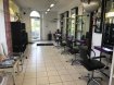 Fonds de Commerce Vente à Oberkorn - 35 000 € Spacieux salon de coiffure mixte local lumineux et vitré, avec deux entrée indépendante.Possibilité de le séparer en deux parties, idéale pour esthétique-onglerie et coiffure mixte.Fond de commerce comprenant:Une cave, une cuisine équipée ainsi que tout le mobilier de coiffure, bac, chaises, coin technique, réception,une lave linge, sèche linge, etc.Clientèle déjà existante.Remarque: le local se trouve au centre vile dans une rue passante, parking communale en face du salon.Le prix de la location mensuelle est de 1500€ ainsi que 50€ de charges.Pour plus de renseignement veuillez appeler le 661249506Ref agence :881153