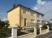 Maison Vente 3 chambres à Fameck - 229 000 € FAMECK - Belle maison avec garage et jardin. L'agence SCATA Immobilier vous propose cette belle maison à la vente, situé proche des écoles et commerces.
Belle maison jumelée d'un coté, dans quartier calme et agréable.
Elle composé d'un salon-séjour, d'une cuisine meublée ouverte sur terrasse et jardin, volet électrique, et sol entièrement carrelé.
A l'étage vous y découvrirez 3 chambres et salle de bain avec baignoire.
Sous-sol complet avec buanderie chauffage gaz.
Un garage porte électrique.
Jardin extérieur le tout sur une superficie de 233m² avec la terrasse.
Isolation des murs extérieurs et double vitrage PVC pour les fenêtres.