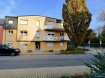 Appartement Location 2 chambres à Steinfort - 1 400 € SCHAUS Immobilier vous propose à la location cet appartement au deuxième étage d'une résidence avec ascenseur dans une rue agréable se composant comme décrit ci-dessous.
L'entrée dans l'appartement se fait par un hall d'entrée qui dessert :
- Un salon/salle à manger lumineux avec un accès au balcon
- Une cuisine équipée et aménagée avec accès au balcon
- Une première chambre avec du parquet au sol
- Une seconde chambre avec du carrelage au sol, équipée d'une armoire
- D'une salle de bains avec fenêtre, comprenant une douche, une baignoire, vasque et WC
- D'un WC séparé.
L'appartement est complété par :
- Une cave privative
- Un garage individuel avec porte motorisée
- Une buanderie commune.
Nous sommes à votre entière disposition pour tout renseignement complémentaire et un rendez-vous de visite.
La commission, à la charge du locataire, s'élève à un mois de loyer augmenter de la TVA.
Ref agence :883117