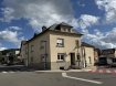 Maison individuelle Vente 3 chambres à Schieren - 598 000 € Home Project vous présente cette spacieuse maison de ville à rénover avec une surface habitable totale de 215m² et un jardin généreux de 143m² juste en face de la maison. De plus, 85m² d'espace de stockage aménageable sont disponibles, ce qui offre de nombreuses possibilités d'aménagement. La maison est située sur un terrain de 1.9Ar dans un endroit favorable à proximité d'Ettelbruck avec toutes les commodités importantes directement à proximité.
Distribution de la maison :
Rez-de-chaussée :
cuisine
salon
débarras pratique
garage, idéal pour une voiture (20m²)
Étage supérieur :
3 chambres à coucher lumineuses
dressing d'une surface de 7m² directement attenant à la chambre principale
salle de bains avec lavabo, douche et WC
Grenier :
85m² de surface, aménageable individuellement - idéal pour un espace de vie supplémentaire
Annexe sur deux niveaux :
1er niveau :
Cave (22m²)
Atelier attenant avec (10m²) parfait comme atelier, salle de loisirs ou espace de rangement supplémentaire.
2e niveau :
Rangements divers
Avantages particuliers :
Système de chauffage de la marque Viessmann
Potentiel d'aménagement dans les combles
Plan offrant une grande liberté d'aménagement
Pour plus d'informations ou pour convenir d'une visite, veuillez contacter Home Project au 2636112 ou par e-mail info@home-project.lu dès aujourd'hui!
Home Project präsentiert Ihnen dieses geräumige, renovierungsbedürftige Stadthaus mit einer Gesamtwohnfläche von 215m² und einem großzügigen Garten von 143m² direkt vor dem Haus. Zusätzlich stehen 85m² ausbaufähige Lagerfläche zur Verfügung, was viele Gestaltungsmöglichkeiten bietet. Das Haus befindet sich auf einem 1.9Ar großen Grundstück in einer günstigen Lage in der Nähe von Ettelbrück mit allen wichtigen Annehmlichkeiten direkt in der Nähe.
Verteilung des Hauses :
Erdgeschoss :
Küche
Wohnzimmer
praktischer Abstellraum
Garage, ideal für ein Auto (20m²)
Obere Etage :
3 helle Schlafzimmer
Ankleidezimmer mit einer Fläche von 7m², das direkt an das Hauptschlafzimmer angrenzt.
Badezimmer mit Waschbecken, Dusche und WC
Dachgeschoss:
85m² Fläche, individuell ausbaubar - ideal für zusätzlichen Wohnraum.
Nebengebäude auf zwei Ebenen:
1. Ebene:
Keller (22m²).
Angrenzendes Atelier mit (10m²) perfekt als Werkstatt, Hobbyraum oder zusätzlicher Stauraum.
2. Ebene:
Verschiedene Abstellräume
Besondere Vorteile:
Heizsystem der Marke Viessmann
Potenzial für Ausbau im Dachgeschoss
Grundriss bietet viel Gestaltungsfreiheit
Für weitere Informationen oder um einen Besichtigungstermin zu vereinbaren, kontaktieren Sie bitte Home Project unter 2636112 oder per E-Mail info@home-project.lu noch heute!
Home Project presents this spacious townhouse for renovation with a total living area of 215m² and a generous 143m² garden right in front of the house. In addition, 85m² of convertible storage space is available, offering numerous design possibilities. The house is situated on a 1.9Ar plot in a favorable location close to Ettelbruck with all important amenities directly nearby.
House layout:
First floor :
kitchen
living room
practical storage room
garage, ideal for one car (20m²)
Upper floor:
3 bright bedrooms
7m² dressing room directly adjoining master bedroom
bathroom with washbasin, shower and WC
Attic :
85m² surface area, individually convertible - ideal for additional living space
Annex on two levels:
1st level :
Cellar (22m²)
Adjoining workshop with (10m²) perfect as workshop, hobby room or additional storage space.
2nd level:
Miscellaneous storage
Special benefits:
Viessmann heating system
Attic layout potential
Plan offers great freedom of design
For more information or to arrange a viewing, please contact Home Project on 2636112 or e-mail info@home-project.lu today!