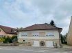 Bungalow Location 3 chambres à Leudelange - 2 100 € Magnifique BUNGALOW, libre de 4 côtés sur un terrain de 16,47 ares avec 2 garages et emplacements extérieurs pour 3 voitures, se composant comme suit:
- hall d'entrée
- cuisine équipée avec accès sur balcon
- 3 chàc
- grand living-sàm
- salle de douche
- WC séparée
à l'étage: grand grenier isolé pour rangement
au sous-sol:
- bureau ou atelier avec fenêtre
- chaufferie avec fenêtre
- buanderie avec fenêtre et sortie sur le jardin
- caves de rangement avec fenêtre
- double garage avec portes électriques pour 2 voitures, eau,
- salle de douche
à l'extérieur: passage latérale avec emplacements pour 3 voitures. Devant les 2 garages il y a aussi possibilité de se garer.
Très grand jardin avec pelouse et arbres fruitières.
Les fenêtres et porte-fenêtres sont dotées d'un système d'alarme. Au sous-sol les volets sont électriques.
La maison se trouve dans un excellent état et peut accueillir une famille avec enfants.
Les animaux sont admis.
Le loyer est de 2100€
caution: 6300€
commission d'agence: 2457€
Les conditions suivantes sont requises pour le loyer garanti:
- avoir des contrats de travail fixes dont la période d'éssaie est terminée
- avoir des salaires nets mensuels à hauteur de 6000€
Le bungalow est destiné uniquement à des fins d'habitation. Les commerces et professions libérales ne sont pas admis.
LIBRE A PARTIR DU 01.06.2019