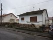 Maison individuelle Vente 3 chambres à Longwy - 209 000 € Exclusivité !
Maison individuelle située à LONGWY-HAUT dans un quartier calme
à deux pas du centre ville.
Sous-sol surélevé: garage 1 voiture, chaufferie, buanderie, 1 chambre.
Rez-de-chaussée: cuisine, salon ouvert sur salle à manger, 2 chambres, w-c séparé, salle de bains.
Combles aménageables au-dessus (possibilité 2 chambres).
Toiture ancienne mais en bon état, Double vitrage de 2011, électricité à revoir, tout à l'égout.
Possibilité de créer un deuxième garage sur le côté (parking). Taxe foncière: 931€.
Pour demande de visite, Rocco PANETTA: 06 88 56 77 94