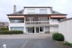 Maison Location à Mamer - 6 800 € MAMER, quartier tranquille, grande maison, location pour crèche, surface de 550 m2 sur 30 ares de terrain et comprenant: vaste hall d'entrée, WC séparé, grand living et salle à manger de 100 m2, feu ouvert, accès grande véranda, parquet au sol, cuisine équipée, deux grandes chambres à coucher avec parquet au sol, salle de douche avec WC, étage: vaste couloir de distribution avec placards intégrés, 4 chambres à coucher de différentes tailles, une salle de bains avec WC, rez-de-jardin: grande pièce open space, caves et buanderie, 15 emplacements de parking à l'extérieur, 3 garages fermés, beau parc avec étang.
Contact et visites : Madame Nassim TOLOUI téléphone : 691 120 478