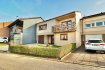 Maison mitoyenne Vente 4 chambres à Schifflange - 899 000 € ***SOUS COMPROMIS***
***CONTACT : DAMIT Jeff * +352 621 631 980 * jeff@immohub.lu ***
immohub, votre partenaire dans l’immobilier à Schifflange, vous propose en exclusivité cette maison unifamiliale avec garage, emplacement extérieur, terrasse et jardin sur un terrain de 2,68 ares sise dans une impasse sans trafic de passage, proche de toutes commodités (écoles, commerces, gare, autoroute)
La maison se compose comme suit:
RDC
-Hall d’entrée 14,50 m2
-Chambre I 12,50 m2
-Chambre II 15,50 m2
-Buanderie / Local technique 16,00 m2 avec sortie terrasse & jardin
-WC séparé 2,00 m2
-Garage 22,20 m2 porte motorisée Hörmann
-Terrasse 34,00 m2 avec marquise
-Jardin avec abris jardin orienté sud
-Emplacement extérieur
R+1
-Hall de nuit 10,60 m2
-Cuisine équipée indépendante 12,20 m2 avec sortie balcon
-Séjour 21,20 m2
-Chambre III 10,50 m2
-Chambre IV 13,00 m2
-Bureau 7,00 m2
-Salle de bain 4,10 m2
-Débarras 1,00 m2
Détails
-Chassis PVC , Double vitrage
-Chauffage au gaz
-Internet fibre optique
-Dalles en béton
-Disponible fin 2022