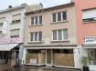 ETTELBRUCK, PLEIN CENTRE, ZÔNE PIETONNE !!!

Ce bâtiment plein de potentiel s'étend sur trois niveaux et convient parfaitement aux investisseurs, artisans ou acquéreurs souhaitant rénover et aménager selon leurs besoins.

Rez-de-chaussée ? Surface commerciale
Au rez-de-chaussée se trouve un espace commercial d'environ 58 m², offrant de nombreuses possibilités d'aménagement et bénéficiant d'une bonne visibilité.

1er étage ? Surface d'habitation (env. 55 m²)
Le premier étage propose une disposition fonctionnelle comprenant :

Une chambre spacieuse d'environ 27 m²
Vestiaire
Cuisine
WC séparé
Une autre pièce
Débarras

2e étage ? Espace supplémentaire (env. 55 m²)
Le deuxième étage offre la même superficie, répartie comme suit :
Trois chambres
Salle de bains
Structure & État du bâtiment

Toiture refaite en 2015
Grandes Vitrines
Bonne visibilité


ETTELBRUCK, MITTEN IM ZENTRUM, FUSSGÄNGERZONE!!!

Dieses Gebäude mit viel Potenzial erstreckt sich über drei Etagen und ist ideal für Investoren, Handwerker oder Käufer, die es nach ihren Bedürfnissen renovieren und ausbauen möchten.

Erdgeschoss - Gewerbliche Fläche.
Im Erdgeschoss befindet sich eine ca. 58 m² große Gewerbefläche, die viele Gestaltungsmöglichkeiten bietet und gut einsehbar ist.

1. Stock - Wohnfläche (ca. 55 m²).
Die erste Etage bietet ein funktionales Layout, das Folgendes umfasst:

Ein geräumiges Schlafzimmer (ca. 27 m²).
Ankleidezimmer
Küche
Separates WC
Ein weiterer Raum
Abstellraum

2. Stock - Zusätzlicher Raum (ca. 55 m²)
Die zweite Etage bietet die gleiche Fläche, die sich wie folgt aufteilt:
Drei Schlafzimmer
Badezimmer
Struktur & Zustand des Gebäudes

Dach wurde 2015 neu gedeckt
Große Schaufenster
Gute Sichtbarkeit


ETTELBRUCK, RIGHT IN THE CENTER, PEDESTRIAN ZONE !!!

This building full of potential extends over three levels and is ideally suited to investors, craftsmen or buyers wishing to renovate and fit out according to their needs.

First floor - Commercial space
On the first floor is a commercial space of approx. 58 m², offering numerous layout possibilities and benefiting from good visibility.

1st floor - Living space (approx. 55 m²)
The second floor offers a functional layout comprising :

A spacious bedroom (approx. 27 m²)
Checkroom
Kitchen
Separate WC
Another room
Storage room

2nd floor - Additional space (approx. 55 m²)
The second floor offers the same surface area, distributed as follows:
Three bedrooms
bathroom
Building structure & condition

Roof redone in 2015
Large display windows
Good visibility