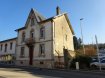 Maison Vente 4 chambres à Pont-à-Mousson - 299 000 € Vaste maison Bourgeoise . Entrée de ville, belle maison bourgeoise offrant 194 m2 de surface habitable comprenant une cuisine équipée, salon, salle à manger avec accès direct sur terrasse et jardin, 4 chambres, bureau et 3 salle de bains.
Grenier aménageable - aucun travaux à prévoir - chauffage central gaz. Agréable jardin clos et arboré sur une parcelle de 6 ares 75 ca.
