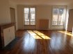 Appartement Location 3 chambres Metz - 1 130 € c.c. 1, rue au Blé -Metz Cathédrale
Appartement 5 pièces de 162 m² situé au 4ième et dernier étage d'un immeuble situé en centre-ville.
Ce bien lumineux sera vous séduire par ses volumes, parquets et cheminées décoratives.
Il se compose d'une entrée, d'un salon-séjour, d'une cuisine séparée meublée, de trois chambres, d'une salle de bain et d'une buanderie.
Chauffage au gaz individuel. Libre au 15 décembre.