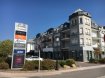 Appartement Vente 2 chambres à Hesperange - 655 000 € Groupe Immobilière La Cité a le plaisir de vous annoncer ce bien à la vente dans une résidence de Standing en co-exclusivité avec Planete Immobilière.Avis aux investisseurs-appartement loué depuis 2011 -avec fort rendement potentiel- lumineux appartement de 79 m2 + avec terrasse plein sud de 7 m2 au 3. et dernier étage déservie par un ascenseur.hall d'entrée,séjour -salle à manger avec accès terrasse ,cuisine toute équipée séparée, 2 chambres à coucher ,1 salle de bains double lavabo et baignoire et emplacement machine à laver , wc séparé,cave privative au rdch, parking intérieur privé et sécurisé .Actuellement loué avec locataire solvable depuis 2011 ! Etant syndic de la résidence depuis la construction nous pouvons vous informer au mieux sur tout l'historique et également vous confirmer qu'il n y a pas de travaux prévue dans la Résidence .A 10 minutes du Centre Ville et du Kirchberg, Cloche D'Or a proximité Très bonnes connexions d'autobus et futur station de Tram.La commune de Hesperange est une des commune les plus attractives du pays ,de par sa multitude d'activités à proposer ,confort à la vie quotidienne.accès au sentiers naturata et accès directe vers le Domaine Thermal situé au sud à Mondorf.Depuis 1974 Groupe La Cité s'engage dans toutes vos démarches immobilières (estimation, vente, location de biens,syndic, gestion de patrimoine).Ref agence :Residence Des Jardins A.3.4