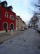 Maison Vente 3 chambres à Mondorf-Les-Bains - 675 000 € Das modernisierte Haus befindet sich in einer sehr ruhigen Einbahnstrasse, nur einige Minuten vom Zentrum
Über die helle Eingangshalle gelangt man in den ersten Stock. Dort befindet sich das grosszügige Wohn-Esszimmer, die Küche, ein hochwertiges Bad mit Eckbadewanne, sowie 2 Schlafzimmer und der Zugang zur Terrasse und dem sich anschliessenden Garten.
Im zweiten Stock ist ein weiterer grosser Wohnraum mit Kamin , ein separates Duschbad, ein Schlafzimmer , sowie ein Büro und ein Abstellraum gelegen.
Im Erdgeschoss befindet sich die Garage mit Werkstattgrube / Fosse , in der 3 Autos Platz finden , sowie ein weiteres Duschbad, der Heizungskeller, ein weiterer Kellerraum .
Das Haus wurde 1992 komplett renoviert und befindet sich in sehr gutem Zustand.