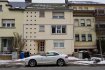 Appartement Vente 1 chambre à Dudelange - 305 000 € immohub, votre partenaire dans l'immobilier à Dudelange vous propose un appartement 52,46 m2 , rénové en 2018 au premier étage d'une petite résidence de +/- 1965 à 3 unités.
L'appartement se compose comme suit:
- Hall d'entrée
- Salle de douche (WC, lavabo, douche, sèche serviette)
- Buanderie
- Cuisine indépendante non équipée ! (L'appartement est vendu sans cuisine)
- Chambre à coucher
- Living
- Cave privative
- Jardin usage privatif
Possibilité d'acquérir un garage-box fermé à 30000 €
Détails:
- Double vitrage
- Châssis en PVC
- Volets manuels
- Chauffage au gaz
- Charges: 115 € (Gaz, Eau, électricité)
Proximité écoles, piscine, parc...