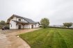 Villa Vente 3 chambres à Boulaide - 595 000 € ***AFFAIRE À SAISIR***
PORTE OUVERTE SAMEDI 10 NOVEMBRE ENTRE 14H00 ET 17H00. Veuillez me confirmer par sms ou par mail.
Yohan Teste (621 278 307) de Remax FORUM, vous présente cette maison, de type 'Hacienda', situé à Surré, commune de Boulaide, implantée sur un terrain de 30 ares et possédant une vue extraordinaire.
Au rdc: un hall d'entrée qui donne accès à un open space de +-58 m2 (cuisine, salon, salle à manger). Un 2e hall dessert une chambre à coucher de +-15.6m2, un WC séparé, une salle de bain, une buanderie et un très grand garage pour +-5 voitures (+-66 m2) et un local technique.
Au 1er étage: un hall de nuit et 2 chambre à coucher de +-11.5 et +-12.5 m2.
Les plus de la maison: possibilité de créer une 2e salle de bain, des chambres supplémentaires, chaudière Viessman de 2017 etc....
Ref agence :2234668
