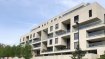 Duplex Vente 3 chambres à Luxembourg-Dommeldange - 2 800 000 € Sigelux Real Estate vous propose à la vente ce magnifique duplex construit en 2012.
Il est situé au 1er étage, d’une résidence de 10 Appartements dans « les Résidences du Château » au cœur de Dommeldange.
L’appartement dispose d’une surface habitable net de +/- 190m2 (surface totale : 225 m2)
De par son architecture moderne, ses lignes élégantes et épurées, il offre une hauteur de plafond de 6m, ainsi de grandes baies vitrées composent l’ensemble de l’appartement procurant une luminosité optimale toute au long de la journée.
Le bien se compose de la façon suivante :
Au 1er niveau un large hall d’entrée avec de nombreux rangements intègres, une toilette, suivi d’un vestiaire.
Le living avec sa salle à manger représentent un espace de 60m2, suivi d’une superbe terrasse exposée plein sud de 40m2.
La cuisine entièrement équipée (Bulthaup), est ouverte sur un 2e salon, permettant l’accès à la deuxième terrasse de l’appartement, et au jardin privatif situé à l’arrière du bâtiment.
L’étage est accessible via des escaliers très design en bois et verre suivi d’une passerelle, celle-ci vous offre ainsi une vue panoramique sur le salon, la terrasse et la verdure du paysage extérieur.
A cet étage se trouve la suite parentale et sa salle d’eau avec douche, toilette et double lavabos, accompagné d’un dressing très bien aménagé.
Deux autres chambres viennent compléter ce bien, elles disposent d’un balcon commun de 20m2 exposé Ouest, d’une salle d’eau avec douche, toilette et lavabo. Enfin un espace buanderie est également situé à cet étage.
Cet objet aux finitions architecturales très modernes possède aussi 2 emplacements de parking en sous-sol, une cave, une cave à vin avec air conditionné pour une conservation optimale de vos grands crus.
Ce duplex est équipé d’un système d’alarme et de caméra surveillance via la société Brinks.
La domotique fait partie intégrante de l’appartement pour le réglage des stores, de la lumière et du chauffage au gaz ; les sols sont en parquet
Le passeport énergétique et l’isolation thermique sont classés B.
DISPONIBILITE IMMEDIATE
Pour plus de renseignement ou un RDV contactez :
SIGELUX : 46 71 31 - 621 26 54 50 ou bob@sigelux.lu