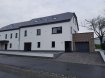 Appartement Location 3 chambres à Niederwampach - 1 800 € Appartement û duplex de 163 m2
Loyer: 1800 ' toutes charges comprises ( sauf Téléphonie)
Hall d'entrée, 1 chambre á coucher (17 m2) grande réserve -buanderie, débarras, salle de douche (meuble lavabo, douche italienne) WC séparé
Living ûsalle à manger cuisine équipée ouverte, sortie vers la terrasse
Á l'étage :
Hall de nuit, 2 chambres á coucher (22 m2 û 15 m2)
Salle de doucher avec douche italienne, meuble lavabo et salle de bains
WC séparé, débarras.
Cave de 12 m2
Car-porte pour 1 Voiture
3 emplacements extérieurs
Loyer : 1800 ' toutes charges comprises sauf Téléphonie
Caution : 1800 '
Agence :2106 '
Libre de suite
Carrelage au sol dans toute la maison
Fenêtres double vitrage avec stores + luminaires mise par le propriétaire
------------------------------------------------------------------------------------------------------
Duplex Wohnung von 163 m2
Miete: 1800' (alle Nebenkosten inbegriffen ausser Telefonkosten)
Flur, 1 Schlafzimmer( 17m2),grosser Abstellraum -Waschküche, Reserve, Badezimmer mit bodengleicher Dusche,Waschbeckemöbel, separates WC
Grosses Wohn-Esszimmer mit offener Einbauküche Zugang zu der Terrasse
Erstes Stockwerk:
Flur, 2 Schlafzimmer ( 22 m2 - 15 m2) Badezimmer mit bodengleicher Dusche,Waschbeckemöbel, separates WC, Abstellraum
Car-port
3 Aussenparkplätze
Miete: 1800 '
Kaution: 1800 '
Agenturkosten: 2016 '
Frei ab sofort
Ref agence :6612