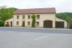 Ferme Vente 5 chambres à Hinkel - 1 280 000 € Fantastique fermette rénovée et annexée d'une surface totale de 650m2, située au calme dans le village de Hinkel (Commune de Rosport) dans la vallée de la Sûre, sur un beau terrain de 18a76ca, vous offrant ainsi une bonne qualité de vie avec un air de vacance.
La fermette dispose de :
Rez-de-chaussée :
Entrée par la dépendance côté gauche utilisable comme vestiaire ou autres, hall d’entrée avec un beau mur en pierre naturelle, cuisine équipée, grand living/salle à manger avec feu ouvert et accès à la grande terrasse orienté SUD-EST, ainsi qu’au magnifique jardin donnant sur la Sûre (fleuve), beau jardin d’hiver avec salon, WC séparé et 3 pièces idéalement utilisables comme bureaux.
On dispose également 2 garages sur une des deux on a la possibilité d’aménager la partie haute comme appartement par exemple.
Etage 1 : Grand palier, 3 grandes chambres à coucher et 1 salle de bain avec douche et baignoire.
Grenier : grande pièce de rangement - aménageable
Sous-sol : grande cave voutée, atelier avec accès au jardin, sauna avec douche, buanderie et chaufferie.
Le magnifique jardin donne sur la Sûre (fleuve) et dispose un grand abri de jardin pour stocker le matériel de jardinage.
Vous diposez également une belle vue sur la forêt (protégé) qui se trouve à l'autre côté de la Sûre.
Le bien se propose idéalement pour combiner une profession libérale avec habitation.
