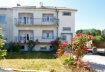Appartement Vente 3 chambres à Hettange-Grande - 229 000 € Appartement - 4 pièces - 104 m2.
Devenez propriétaires de ce vaste et lumineux appartement situé dans la commune de Hettange-Grande, à 10 min à pied de la gare, à proximité des écoles maternelles, primaires et du collège.
Soyez séduits par les beaux volumes de cet appartement de plus de 100m2 , au 1er et dernier étage d'une petite copropriété de 2 logements, très bien entretenue et aux extérieurs très soignés (aucuns travaux ne sont à prévoir)
Vous disposerez de 3 chambres (10, 14 et 15m2), d'une cuisine équipée indépendante, d'un séjour donnant accès à un balcon et d'un grand dégagement pouvant être aménagé en bureau, bibliothèque...
L'ensemble bénéficie d'un mode de chauffage individuel au gaz.
Vous apprécierez le calme, et l'intimité d'un jardin privatif verdoyant d'environ 6 ares situé sur l'arrière.
En plus de l'appartement : 3 garages privatifs, 1 cave privative et plusieurs remises (à rénover)
Profitez d'un cadre de vie calme et agréable tout en bénéficiant de la proximité des commodités nécessaires, idéal pour les familles et les frontaliers.
Pour finir, de faibles charges de copropriété (environ 300€/an), vous convaincront que ce bien est fait pour vous !
Honoraires d'agence inclus, à la charge du vendeur.
Véronique GONZALEZ
06 18 01 45 97
Copropriété de 8 lots (Pas de procédure en cours).
Charges annuelles : 300.00 euros.