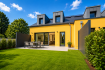 NOUVEAU : 1ère occupation : Maison à louer à Roeser - 3 chambres, 1 bureau, jardin, terrasse, double garage - Classe A

À LOUER > Nouvelle maison avec jardin et double garage à Roeser

Située dans un environnement résidentiel calme dans la commune recherchée de Roeser, cette nouvelle maison offre un cadre de vie idéal à proximité immédiate de la ville de Luxembourg.

Description :

La maison se compose de :

Grand salon lumineux  
Cuisine ouverte entièrement équipée avec accès à la terrasse  
3 chambres  
1 bureau / espace de travail à distance  
2 salles de douche  
Jardin privé  
Terrasse  
Garage fermé pour 2 voitures  

Caractéristiques :  
Nouvelle maison  
Classe énergétique A  
Très bonne performance énergétique  
Environnement calme  
Accès rapide à la ville de Luxembourg  
Localisation - Roeser  
Proximité de la ville de Luxembourg  
Accès rapide aux routes autoroutières  
Quartier résidentiel recherché  
Commodités à proximité  
Disponibilité : À convenir

Conditions :  
Idéal pour un couple ou une famille (max. 2 enfants)  
Bail minimum de 2 ans

Contact et visites : bob@sigelux.lu - +352 621 265 450

Veuillez envoyer un dossier complet pour toute demande de visite :

Situation professionnelle  
Revenu  
Nombre d'occupants  
Date de début souhaitée et durée