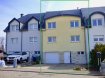 Maison mitoyenne Vente 3 chambres à Dippach - Prix sur demande SCHAUS IMMOBILIER vous propose à la vente cette belle maison datant de 2002 et se composant comme suit:
L'entrée dans la maison se fait par le hall d'entrée avec vestiaire, à cet étage se trouvent par ailleurs:
- La buanderie avec espace douche,
- Un espace cave,
- Un grand garage par porte motorisée offrant de la place pour jusqu'à deux voitures. Un accès au jardin est possible depuis la garage.
- La chaufferie
Au premier étage se trouve l'espace vie, un hall permet d'accéder aux pièces suivantes:
- Un bureau,
- Un WC séparé,
- Un grand salon/salle à manger très lumineux d'une surface d'environ 35m2, équipé d'un feu de bois. Deux portes-fenêtres permettent d'accéder à la terrasse et au jardin.
- Une cuisine équipée et aménagée d'une surface d'environ 15m2. Il est possible d'ouvrir la cuisine sur le salon/salle à manger pour en faire un espace vie ouvert.
Au deuxième étage se trouve la partie nuit de la maison, c'est-à-dire:
- Trois chambres (+/- 14m2, 16m2 et 18m2)
- Une grande salle de bains avec baignoire, douche et double vasque.
Au troisième et dernier étage se trouve un grand espace d'environ 38m2 où s'offrent de nombreuses possibilités, notamment l'aménagement d'une suite parentale.
La maison dispose d'un grand jardin naturel, sans vis-à-vis direct, dans lequel se trouvent des terrasses à deux niveaux, accessibles et depuis le garage et depuis le salon/salle à manger. Un espace « abri de jardin » est prévu.
Devant la maison se trouvent des emplacements pour deux voitures; des emplacements supplémentaires sont à disposition le long de la route.
En ce qui concerne les équipements de la maison:
- Les fenêtres sont en double vitrage avec des châssis en PVC.
- Les dalles sont en béton.
- La maison est équipée d'une chaudière à condensation régulièrement entretenue et contrôlée.
- Passeport énergétique: E-E
La maison est située à Dippach, à proximité immédiate de toutes les commodités, notamment:
- Transports en commun,
- Restaurants,
- Crèches,
- Médecins,
- Ecoles,
- Commerces - un grand centre commercial se trouve à quelques minutes en voiture,
- Accès aux axes de circulation.
Nous sommes à votre entière disposition pour tout renseignement complémentaire et un rendez-vous de visite.
Ref agence :883085 - VM0285