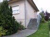 Maison jumelée Vente 3 chambres à Sanem - 650 000 € EXCLUSIVITÉ LUXPROIMMO
Belle maison jumelée libre 3 façades, érigée sur un magnifique terrain de 4a80ca, orienté plein sud.
Ce bien idéalement situé à Sanem se compose comme suit:
Rez-de-chaussée: Vaste hall d'accueil, wc séparé, spacieux living et cuisine équipée avec accès à la terrasse et au jardin situés à l'arrière.
Étage: Hall de nuit, 3 chambres à coucher et salle de bains entièrement refaite à neuf.
Combles: Espace de stockage/rangement, dalle au sol isolée et charpente apparente en excellent état avec fenêtre/lucarne.
Sous-sol: Grande cave, chaufferie, douche, wc séparé et garage pour 1 voiture. Possibilité de stationner devant le garage et le long du trottoir.
Quelques travaux de rénovations/finissions à prévoir.
A VISITER SANS TARDER!