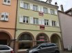 Vente - Immeuble de rapport à Wissembourg prix : 285 000 € ATTENTION, CE BIEN EST ACTUELLEMENT SOUS COMPROMIS DE VENTE WISSEMBOURG CENTRE, très bel immeuble entièrement libre et en très bon état d'entretien de type R + 2 + Combles aménageables.
Ce bien est composé :
- Au rez de chaussée, d'un local commercial 2 vitrines avec réserve et bloc sanitaires d'environ 54 m².
- Au 1er étage, d'un appartement 2 pièces, cuisine, salle de bain, WC séparé, balcon de 73,29 m².
- Au 2ème étage, d'un appartement 2 pièces, cuisine, salle de bain, WC séparé, balcon de 73,18 m².
- Sous les combles, un grenier aménageable d'environ 54 m², accessibles directement par les parties communes et équipé de 5 fenêtres double vitrage.
- Cave au sous-sol.
CARACTÉRISTIQUES TECHNIQUES : Construction d'environ 1950, confort électrique (gaz de ville dans l'immeuble), double vitrage, taxe foncière 2015 : 1 448 €.