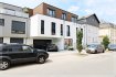 Penthouse Vente 3 chambres à Bettembourg - 995 000 € A vendre, magnifique nouveau penthouse avec 3 chambres à coucher au coeur de Bettembourg.
Il s'agit d'une nouvelle construction réalisée par le Promoteur KVAADRAT avec des matériaux nobles et une finition très soignée. Le promoteur a utilisé des matériaux de premier choix carrelage 150cm x 90cm, carrelage optique parquet, parquet, meubles sanitaires design, flies sur les murs avec double peinture, ...
La résidence profite encore d'un bardage optique bois, une isolation thermique performante, chauffage au sol, fenêtre triple vitrage avec capotage aluminum, toiture verte, ventilation centralisée, chaudière à condensation, ...
Le Penthouse dispose d'une surface d'environ 161,63m2, ce bien se compose au premier niveau d'un spacieux hall d'entrée avec espace nuit, chambre parentale avec salle de douche privative, 2 chambres à coucher et encore une salle de bains.
A l'étage supérieur, vous découvrirez un espace de vie aménagé autour de la cage d'escalier pour permettre un espace complétement ouvert mais avec de l'intimité. Vous y trouvez le grand salon, un bureau ouvert, une cuisine, une salle à manger et un WC caché. Le dernier étage est complétement entouré d'une terrasse et d'un espace vert.
Enfin, un grand garage privatif pour une voiture avec accès direct à l'appartement avec un emplacement extérieure et une grande cave de 17,39m2 s'ajoutent à ce bel ensemble.
Un soin particulier a été apporté à l'élaboration de chaque détail ainsi que dans le choix des matériaux afin de créer un penthouse à l'atmosphère unique.
Disponibilité: à l'acte.
Prix du bien: 995'000 euros.
Les frais d'agence sont à la charge de la partie venderesse.