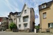 immohub, votre partenaire dans l'immobilier à Pétange, vous propose en exclusivité cette charmante maison unifamiliale, libre de trois côtés, érigée sur un terrain de 5 ares.
Ce bien de caractère se distingue par son architecture élégante et comprend une annexe de type studio avec entrée indépendante, offrant de multiples possibilités d'utilisation.

Description du bien :

Rez-de-chaussée (hauteur sous plafond : 3,03 m) :
-Hall d'entrée : 14,60 m²
-Double séjour lumineux avec cuisine ouverte entièrement équipée : 46,50 m²
-WC séparé : 1,30 m²

1er étage (hauteur sous plafond : 2,80 m) :
-Hall de nuit : 6,00 m²
-Salle de douche : 9,40 m²
-Salle de bain : 5,00 m²
-Chambre I : 17,20 m²
-Chambre II / Bureau : 16,50 m²

2e étage (hauteur sous plafond maximale : 4,45 m) :
-Chambre III : 11,90 m²
-Chambre IV / Dressing : 11,70 m²
-Suite parentale de 31,00 m² avec mezzanine/galerie (surface au sol : 12,50 m²)

Sous-sol :
-Local technique et buanderie avec accès au jardin : 26,00 m²
-Réserve / Garage : 15,65 m²
-Cave à vin / Sauna : 10,90 m²

Annexe indépendante (studio)-hauteur sous plafond : 2,42 m :
-Séjour : 20,75 m²
-Salle à manger : 6,90 m²
-Chambre : 6,60 m²
-Kitchenette : 2,60 m²
-WC séparé : 2,00 m²
-Salle de douche : 3,30 m²

Cette annexe est idéale pour :
-Location de courte durée (type Airbnb)
-Hébergement de membres de la famille ou adolescents
-Accueil des invités
-Exercice d'une profession libérale

Informations complémentaires :
-Surface habitable maison : 171,10 m²
-Surface habitable annexe : 42,15 m²
-Surface habitable totale : 213,25 m²
-Surface brute maison : 236,15 m²
-Terrasse : +/- 28 m²
-Jardin : +/- 260 m²
-Année de construction : 1929
-Chauffage au gaz (chaudière Viessmann 2022)
-Panneaux photovoltaïques pour la production d'électriqicté
-Connexion fibre optique
-Classe énergétique : F/G
-Exposition jardin et terrasse : Ouest
-Menuiseries en PVC avec double vitrage et volets manuels / volets électriques au RDC / volets électriques pour les VELUX au R+2