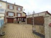 Maison Vente 3 chambres à Nilvange - 169 900 € Maison Nilvange 5 pièce(s) 80 m2 3 chambres, garages et jardin. Dans un quartier calme et recherché,
Maison jumelée(1 coté) de construction traditionnelle d'environ 80m² habitables sur sous-sol complet offrant:
En rdc: véranda d'entrée aménagée, hall d'entrée, cuisine équipée ouvrant sur salon séjour parquetées semi ouvert (environ 35m² le tout)
Au 1er: un dégagement, une salle d'eau, 3 chambres parquetées(9, 11 et 13m²).
Sous-sol complet composée d'un grand garage carrelée, coin buanderie et d'une chaufferie.
En dépendance: 2 garages, une superbe terrasse couverte d'environ 30m² , jardin clos et arboré de 4a40ca bénéficiant tout deux d'une orientation sud.
DV pvc, panneau solaire (4ans) permettant une rente annuel de plus de 1000€!,toiture en bon état, chauffage central au fioul .
Maison en excellent état d'entretien.
Mr Antonoff:06-52-83-85-07
dont 4.30 % honoraires TTC à la charge de l'acquéreur.