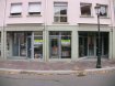 BOUTIQUE HAGUENAU - 109 m2. HAGUENAU centre ville rue du Puits, local commercial en face des écoles et cliniques. Situé dans un immeuble affecté majoritairement à usage professionnel et commercial.
Idéal bureaux ou activité commerciale.
Larges vitrines 
Bon état.
Surface: 81 m² + 28 m² en sous-sol.
Loyer : 1100€ + 50€ de charges
Honoraires agence à la charge du locataire : 25% du loyer annuel + 180€ Etat des lieux