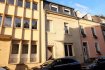 Maison mitoyenne Vente 5 chambres à Luxembourg-Bonnevoie - 1 150 000 € Luxembourg-Bonnevoie, rue du Verger, maison de ville de 160 M2 sur 2,51 ares de terrain et comprenant : entrée et couloir de distribution avec accès jardin, buanderie, living et salle à manger, cuisine équipée, cave avec nouvelle chaudière au gaz, une salle de douche, un WC indépendant. Premier étage : appartement avec deux chambres à coucher, une cuisine, salle de douche avec WC, Dernier étage, deux chambres en enfilades, une chambre, une salle de douche avec WC, une cave au -1.
Pas de garage. Possibilité d'agrandir de 10 m2 avec plan approuvé, Libre à l'acte. Compteurs séparés.
Contact et visites : Rosalba MAITRE téléphone : 691 550 189