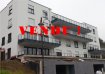 Appartement Vente 1 chambre à Diekirch - 345 000 € NEIT GEBAUTEN APPARTEMENT UM EISCHTEN STACK ZE VERKAFEN ZU DIKRECH ! (RESIDENZ “MELISSA“)
BK-Immo Promotion, proposéiert Iech am Verkaf en héich modernt an luminéist Appartement an enger Residenz vun 16 Appartementer verdeelt op 4 Etagen.
Dëst flott Appartement mat Terrasse huet eng Wunnfläch vun ongefeier 50,57 m2 an ass folgender Weis opgedeelt :
- Eng oppen équipéiert Kichen
- E Living mat Zougang op Terrasse vun 12 m2
- Eng Schloofkummer
- En Buedzemmer mat Douche
- E WC séparé
Wichteg ze wëssen:
D'Appartement huet zousätzlech nach eng ënnerirdesch Stellplaatz an e Keller vun 5,50 m2
D'Residenz huet e.a. :
- 2 Lifter
- 1 Local Poubelle
- 1 Local Eau
- 1 Local Technique
- 1 Local fir Poussetten a Veloen
- 1 Local fir Stroum
- 1 Botzraum
- 1 Heizraum
- 2 Buanderies Communes vu jewéils 20 m2
D’Residenz ass ideal geleeën an gudd gebonnen un d’öffentlech Verkéiersmëttele wéi och no vun allen Commoditéiten.
Fir all weider Froen, bieden mir Iech, ons ënnert folgend Telefonsnummeren oder per Email ze kontaktéiren:
+352 2 690 3665 (BK-Immo Promotion)
info@bkimmo.lu
////////////////////////////////////////////////////////////////////////////////////////////////////////////
NOUVEL APPARTEMENT AU PREMIER ETAGE EN VENTE À DIEKIRCH (RESIDENCE MELISSA)
BK-Immo Promotion vous propose à la vente un nouvel appartement moderne de haut standing dans une résidence à 16 unités, répartie sur 4 étages à Diekirch.
Cet magnifique appartement dispose d'une surface habitable d'environ 50,57 m2 et se compose de la manière suivante:
- cuisine éq. ouverte
- séjour avec accès terrasse de 12 m2
- chambre à coucher
- s.d.d.
- WC séparé
Informations supplémentaires:
L'appartement dispose encore d'un emplacement intérieur et d'une cave privative de 5,50 m2
La résidence dispose de :
- 2 ascenceurs
- 1 local poubelle
- 1 local eau
- 1 local technique
- 1 local poussettes/ vélos
- 1 local électricité
- 1 local nettoyage
- 1 local chaufferie
- 2 buanderies communes de chaque fois 20 m2
Situation au calme et idéalement liée aux réseaux des transports publics. A proximité de toutes commodités.
Diekirch est une commune calme et accueillante qui saura satisfaire toutes les exigences.
Pour de plus amples renseignements, n'hésitez pas à nous contacter au numéro :
+352 2 690 3665 (BK-Immo Promotion)
info@bkimmo.lu
L‘agence BK Immo vous propose des objets sélectionnés, pour répondre à la demande de notre clientèle.
N‘hésitez pas à consulter notre site www.bkimmo.lu pour découvrir de photos supplémentaires et nos autres biens.
