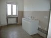 Vente - Appartement à Florange prix : 168 000 € Appartement F5 de 107 m² au dernier étage comprenant : Entrée, cuisine, grand salon séjour de 35 m², 3 chambres 12+16+16 m² en parquet, salle de bains avec douche et lavabo, un grenier aménageable de même surface avec fenêtres, chauffage individuel au gaz, électricité neuf, cave.Ce lot est soumis au régime de la copropriété et le montant des charges annuelles est de 480 euros eau comprise. Les honoraires sont à la charge du vendeur. Copropriété de 4 lots.