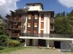 Appartement Vente à Valtournenche - 255 000 € Valtournenche se situe à 1 524 mètres d'altitude. C'est le berceau des guides du Cervin les plus célèbres à qui un mémorial situé sur la place du village est dédié. L'habitat se disperse sur une belle combe tournée vers le fond de la vallée, entre les prairies verdoyantes et les bois de conifères. Son développement touristique est lié à l'histoire de l'alpinisme qui a connu un véritable essor grâce à l'aménagement à la fin du siècle dernier de la route carrossable. Avant sa construction, les alpinistes et les plus vaillants rejoignaient le village à pied ou à dos de mulet.Propriétés des seigneurs de Cly au Moyen Âge, il est ensuite passé entre les mains de la famille de Savoie.L'église paroissiale Saint-Antoine dont le clocher domine tout le paysage a été reconstruite en 1856 sur un bâtiment datant du XVème siècle.En été, on peut y effectuer de très nombreuses promenades et des excursions : la randonnée vers Chenil ne présente aucune difficulté et vous offrira une vue splendide sur Valtournenche et sur le Cervin, dans un cadre naturel particulièrement suggestif, entre les forêts denses, les rhododendrons et les prairies fleuries.Le Gouffre de Busserailles est un autre objectif de randonnée très fréquenté. Il s'agit d'un gouffre d'une profondeur de 35 mètres et de plus de 100 mètres de long, creusé par les eaux du torrent Marmore au fil des ans et qui s'y jette en une cascade de plus de 10 mètres.Sous la superbe chaîne des Grandes Murailles, la commune de Valtournenche propose aux amateurs de ski un vaste domaine situé entre le mont Roisetta et la Gran Sometta qui offre des vues splendides sur le Cervin. La liaison avec les stations de Breuil-Cervinia et de Zermatt se situe à 2 982 mètres, aux Cimes Blanches.Vous pouvez pratiquer le ski de fond le long des 6,5 kilomètres de pistes de Maen ainsi que sur celle de Champlève de 3,3 kilomètres de long.Dans cette belle région, nous vous proposons un appartement meublé au 1er étage avec tout le comfort nécessaire pour y passer des moments inoubliables, d'une surface de 64,17 m2 et un balcon de 8,71 m2 et offrant deux chambres à coucher, living, cuisine équipée, et salle de bain.Ref agence :103316