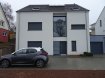 Maison Location 4 chambres à Sandweiler - 4 500 € Texte français ci-dessous.
Traumhafter Neubau in Stadt/Kirchberg Nähe mit allen Anbindungen
Das Haus wurde gerade fertigstellt und präsentiert sich auf dem neusten Stand der Technik. Im Erdgeschoss finden sich ein grosses Schlafzimmer/Büro mit Badezimmer, 3 grosse Kellerräume, Die Waschküche und eine grosse Garage für 2 Autos. über ein modernes Treppenhaus gelangt man in den ersten Stock. Hier gibt es ein riesiges Wohn/Esszimmer mit Ausgang zur Terrasse und Garten, die moderne offene Einbauküche, ebenfalls mit Terrassenzugang, eine grosse Abstellkammer und eine separate Toilette. Im 2. Stock legen weitere 3 Schlafzimmer und 2 Badezimmer. Des Weiteren gibt es hier noch einen grossen offenen Raum, der als Büro oder Spielraum benutzt werden kann.
Das ganze Haus hat Fussbodenheizung und elektrische Fensterläden. Die hintere Terrasse hat Zugang zum Garten. Vor dem Haus können bis zu 3 weitere Fahrzeuge parken
Sandweiler gehört zu den bevorzugten Vororten der Stadt Luxemburg mit direktem Zugang zum Kirchberg und dem Flughafen. Alle Verkehrsanbindungen stehen unmittelbar zur Verfügung. Das Haus befindet sich unweit vom Dorfkern und einem Einkaufszentrum. Die Grundschule, Banken, Apotheke und Restaurants sind zu Fuss zu erreichen. In einigen hundert Metern gelangt man in die Natur mit Wäldern und Wiesen.
Nouvelle Construction de rêve à proximité de la Capitale et du Kirchberg offrant toutes les connexions.
La maison vient d’être achevée et est à la pointe de la technologie. Au rez-de-chaussée, il y a une grande chambre à coucher/bureau avec salle de bains, 3 grandes pièces de cave, la buanderie et un grand garage pour 2 voitures. Un escalier moderne mène au premier étage. On y trouve un grand salon/salle à manger avec sortie sur la terrasse et le jardin, la cuisine moderne et ouverte, également avec accès à la terrasse, un grand débarras, ainsi qu’un WC séparé.
Au 2e étage se situent 3 chambres à coucher supplémentaires, ainsi que 2 salles de bains. En outre, on y trouve un grand espace ouvert qui peut être utilisé comme bureau ou salle de jeux
Toute la maison est équipée d’un chauffage au sol et de volets électriques. La terrasse postérieure a accès au jardin. On a la possibilité de garer jusqu’à 3 voitures devant la maison.
Sandweiler est une des banlieues privilégiées de la ville de Luxembourg avec accès direct au Kirchberg et à l’aéroport. En matière de transport, toutes les dessertes sont disponibles. La maison se situe non loin du centre du village et d’un centre commercial.
L’école primaire, les banques, la pharmacie et les restaurants sont accessibles à pied. La nature avec ses prairies et ses forêts est accessible à quelques centaines de mètres.