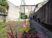 Maison Vente 5 chambres à Rombas - 129 000 € Sur terrain de 5.34 ares, grande maison de ville sur 2 niveaux (mitoyenne des 2 côtés) avec jardin et garage, de type F7 d'une surface habitable de 232.60m² + grenier aménageable + annexes. Composée au rez de chaussée d'une entrée desservant un salon, cuisine séparée, salle de bains. A l'étage : un palier dessert 2 chambres (24 et 26m²) et une salle d'eau / WC. Un second palier mène à 3 chambres (11, 13 et 17m²) en enfilade. L'accès au grenier aménageable se fait par ce niveau. Une cave, un débarras, un atelier, une chaufferie et un toilettes séparés sont présents en annexes. A l'extérieur (accès direct du RDC) : une terrasse, un espace