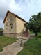 Maison Vente 3 chambres à Diemeringen - 149 800 € Maison individuelle Diemeringen 5 pièces 102 m². A quelques pas du centre de Diemeringen, Nord Sud Immobilier a le plaisir de vous présenter cette charmante maison individuelle construite en 1951 et qui se compose comme suit :
- Un rez de chaussée avec entrée, cuisine, salon ouvert sur la salle à manger et WC individuel.
- Un étage avec dégagement, salle de bain ainsi que 3 chambres à coucher.
Le bien dispose également d'un sous sol complet avec garage et d'une cour arrière, le tout sur un agréable terrain plat et clos de 9,66 ares.
Idéalement située à proximité de la gare SNCF, des établissements scolaires, médecins et commerces. De plus, cette localité se situe à 7,5 km de l'autoroute A4, à 25 km de Sarreguemines, à 35 km de Sarrebourg, et à 87 km de Strasbourg.
Les informations sur les risques auxquels ce bien est exposé sont disponibles sur le site Géorisques : www.georisques.gouv.fr
Agences Nord Sud Immobilier à Diemeringen, Sarreguemines, Rohrbach les Bitche et Bitche.