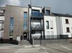 Appartement Vente 1 chambre à Alzingen - 549 000 € Rez de jardin lumineux avec une surface utile de 67,10 m2, situé au calme dans une résidence de 2013, composé comme suit :
Au rez de chaussée : Hall d’entrée avec WC séparé, séjour/living avec accès à la terrasse (21 m2) et au jardin privatif, cuisine équipée ouverte, une salle de douche, ainsi qu’une grande chambre à coucher (17,5 m2) avec un balcon.
Le bien est complété au sous-sol par une cave, un emplacement intérieur et une buanderie commune.
La résidence se trouve Rue de Syren, avec une bonne connexion au réseau des transports publics. Accès facile au distributeur d‘autoroute. Crèches, écoles et commerces à proximité.
Pour tous renseignements supplémentaires ou pour convenir un rendez-vous pour une visite, veuillez nous contacter par téléphone au (+352) 691 400 705 ou par mail : info@17b.lu