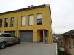 Maison jumelée Location 3 chambres à Everlange - 1 700 € Spacieuse maison de 180m² à louer dans le village d'Everlange, situation très calme.
La maison à louer est la maison qui est située à droite.
Composition:
Rdch:
- garage 1 voiture (porte automatique)
- hall d'entrée avec vestiaire
- 1 chambre à coucher ou bureau
- salle de douche avec wc, lavabo.
1er étage:
- cuisine super équipée avec sortie sur grande terrasse
- beau séjour de 30m².
2ème étage:
- 1 grande chambre mansardée
- 1 mezzanine mansardé (chambre ouverte ou bureau).
Sous-sol: sortie sur terrasse et jardinet.
- salle technique
- pompe de relevage et buanderie
- salle de douche avec wc, lavabo
- 1 chambre à coucher.
