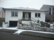 Villa Vente 2 chambres à Hargarten-aux-Mines - 165 000 € L'agence Pack'Immo vous propose cette maison individuelle de 135,5 m² bâtie sur un terrain de 6 ares et située au calme. La maison possède une grande pièce de vie composée d'un salon/séjour de 56 m² ouvert sur une cuisine équipée à l'américaine de 14 m². La partie nuit est composée de 2 grandes chambres de 18 m² revêtues de parquet flottant, dont une parentale avec un vaste dressing encastré et la seconde avec un accès à l'arrière de la maison via porte-fenêtre. Salle de bains avec douche, simple vasque et WC séparé.
A noter qu'il est possible de créer une 3ème chambre. L'entrée principale, le salon/séjour ainsi que la cuisine sont entièrement carrelés. Belle hauteur sous plafond de 2,80m.
Sous-sol complet avec garage, buanderie et divers pièce servant d'atelier ou d'espace de stockage.
Dans le jardin exposé plein sud à l'arrière de la maison se trouvent des arbres fruitiers tels que des pommiers ou encore des poiriers et cerisier.