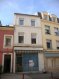 Vente - Maison mitoyenne à Algrange prix : 128 800 € Exclusif Agence !!!, Idéalement situé au cœur du centre ville, grande maison F5 avec un local commercial de 50 M², une entrée indépendante, grande cuisine équipée sur séjour, un salon, 3 chambres dont une en mansarde, salle de bains carrelée avec baignoire et meuble vasque, grande cave et petite cour arrière. Chauffage au gaz récent, double vitrage phonique, toiture en bon état. Visitez virtuellement cette maison sur simple demande directement sur notre site.