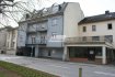 Bureau Location à Echternach - 1 350 € -- FR --
TOUT NOUVEAU PRIX !!! IMMO EXCELLENCE vous propose ce joli local commercial d'une surface de 101 m2 se composant d'une grande pièce de 66,50m2, de deux bureaux supplémentaires, d'une cuisine équipée, d'un W.C. séparé, d'un patio ainsi que d'une pièce pour stocker du matériel, marchandises et autres. Le local s'adapte idéalement pour un cabinet médical ou d'avocat ou toute autre profession libérale. Le local se situe front-rue et dispose de grandes baies vitrées ainsi que d'une très bonne visibilité. Nombreux parkings à 30 mètres. Bail sur 3,6,9 ans.
Ref agence :3426699